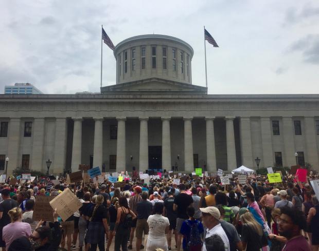 People rallying at Ohio Statehouse
