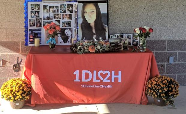 A table with memorial items from Bobbie Simpson and a table with the logo from 1DIVINELINE2HEALTH