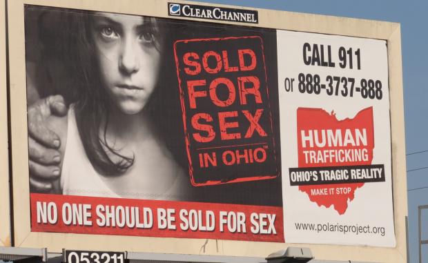 Billboard with a little girl and talking abou human trafficking