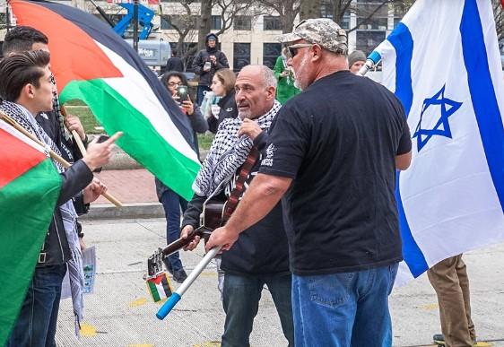 Confrontation at protest of men carrying Israeli and Palestinian flags