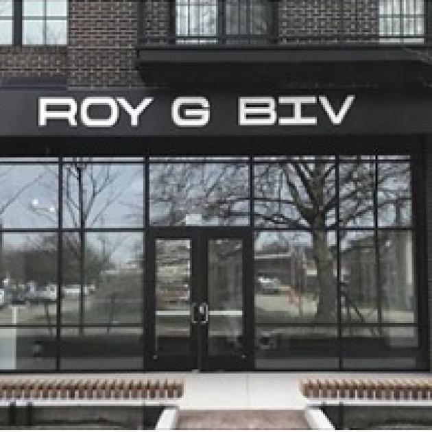 Storefront with sign up top that says Roy G Biv