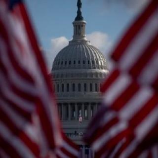 Capitol bldg between two flags