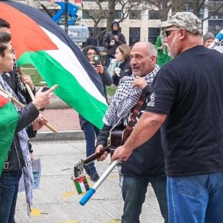 Confrontation at protest of men carrying Israeli and Palestinian flags